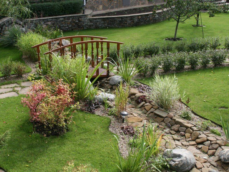Сухой ручей — фото лучших идей оформления на дачном или садовом участке