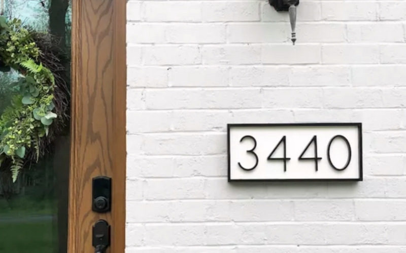 Красивая деревянная табличка с номером дома